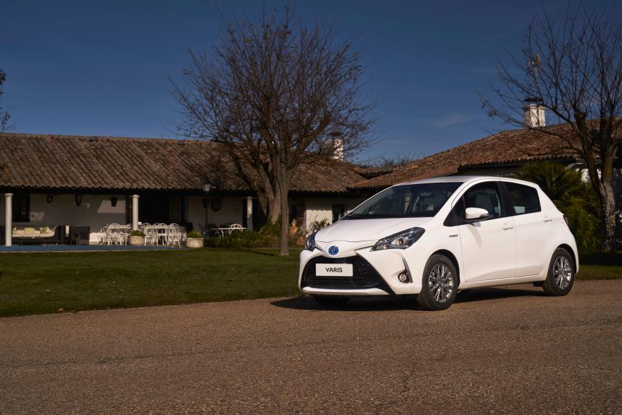 Toyota Yaris Hybrid Van 2017 года  (фото 1 из 2)